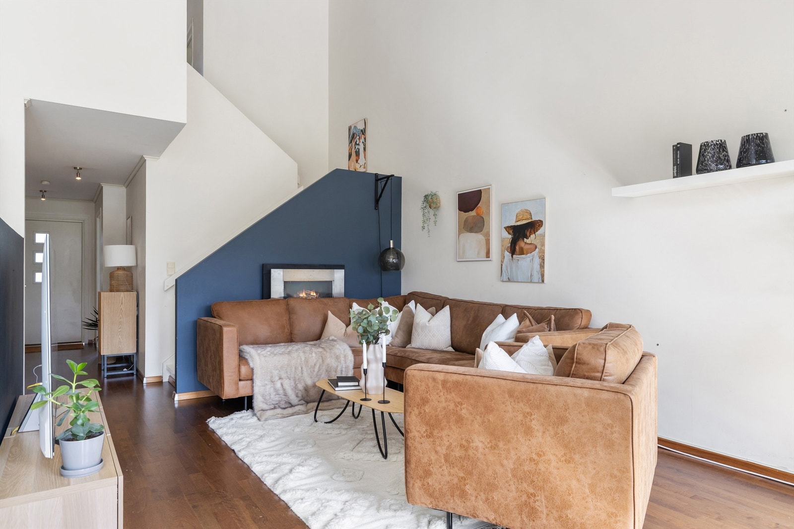 Stuen har god plass til en romslig sofagruppe. Galleribilde