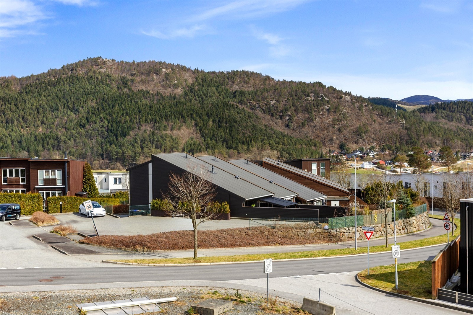 Bogafjell byr på umiddelbar nærhet til flotte turområder, samtidig som det er kort vei til Sandnes sentrum og E39. Galleribilde