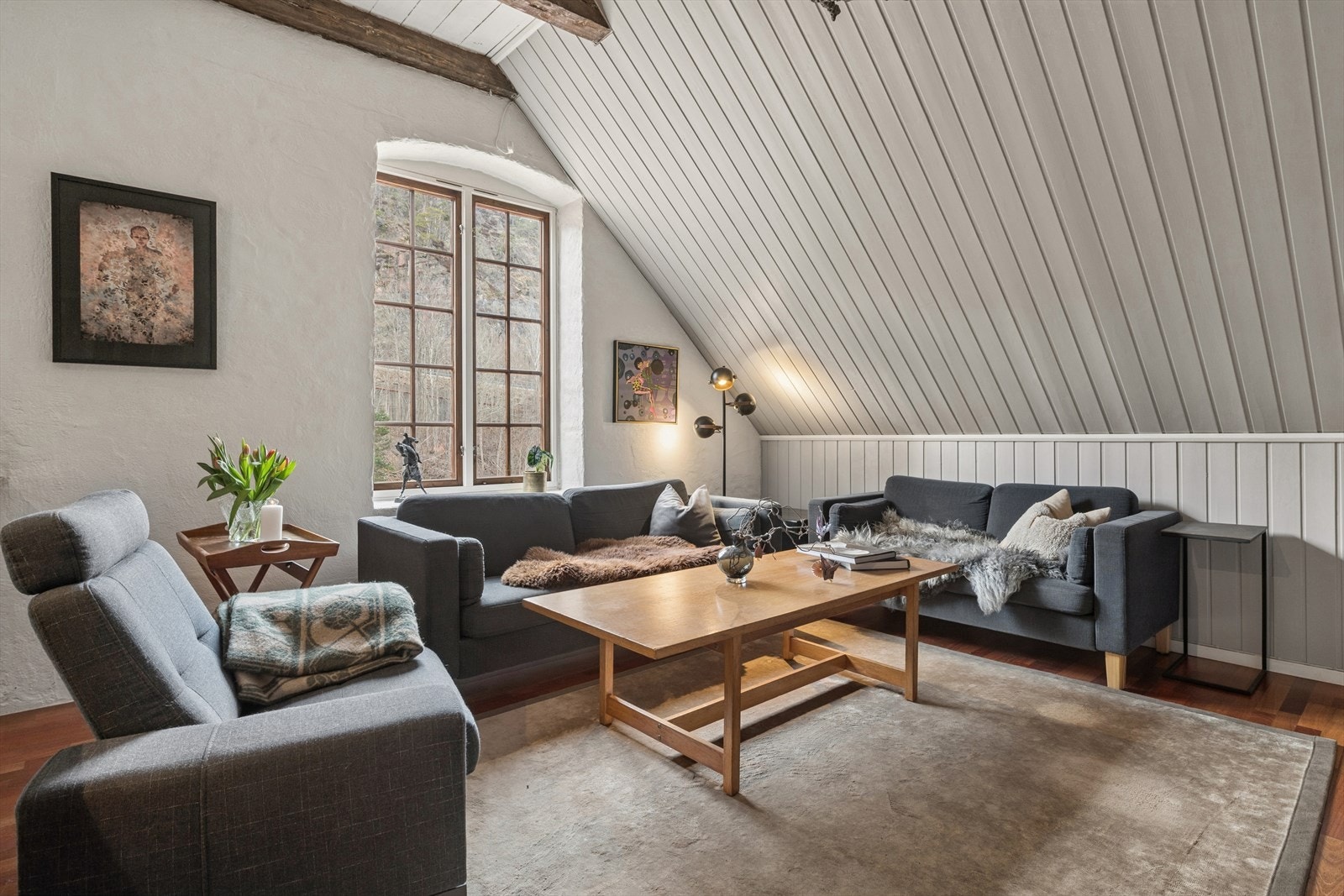 Leiligheten er gjennomgående med flotte detaljer som store vinduer og lyse farger på vegger og tak. Galleribilde