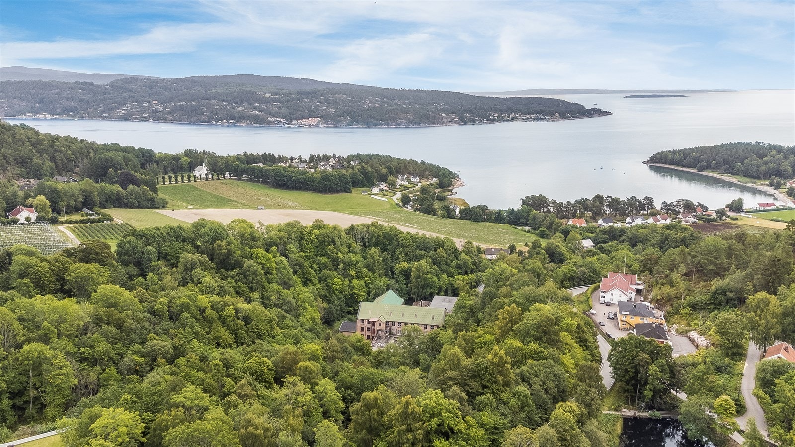 Beliggenheten kombinerer industrihistorie med nærhet til fjorden. Galleribilde