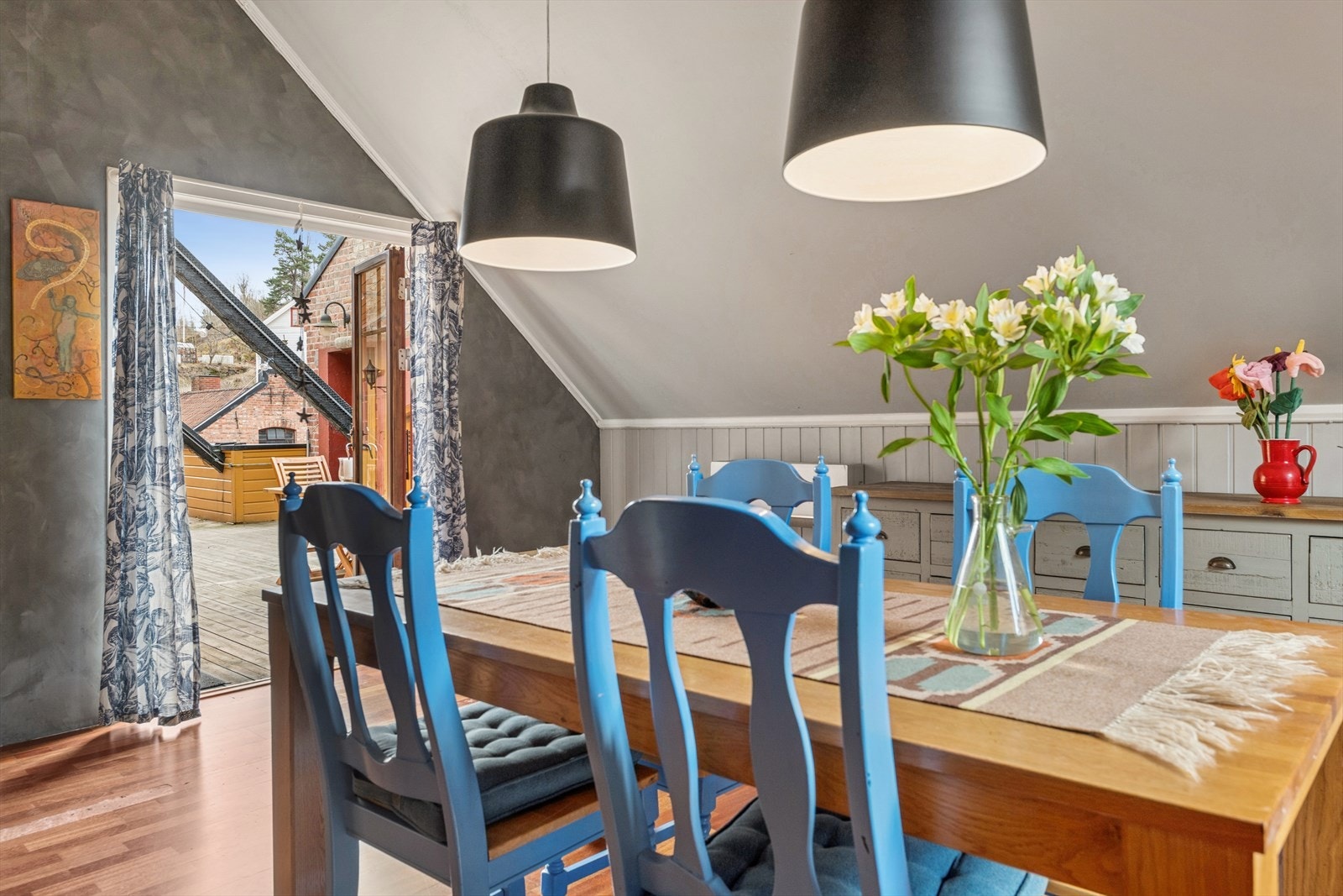 På bakgrunn av rommets fine størrelse er det gode muligheter for møblering med spisebord, sofa og TV med tilhørende møblement. Galleribilde