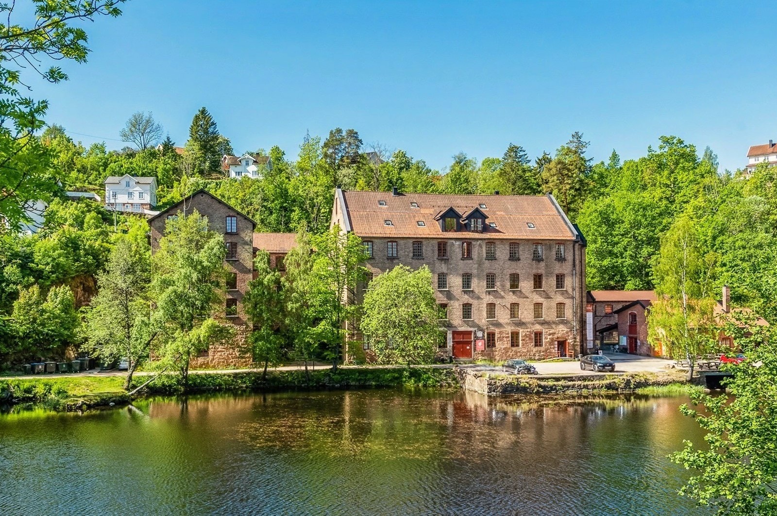 I naturskjønne omgivelser i et tidligere fabrikkbygg ligger Bergerveien 2B. Bygget skiller seg unikt ut i mengden, med en historisk, annerledes og flott atmosfære. Galleribilde