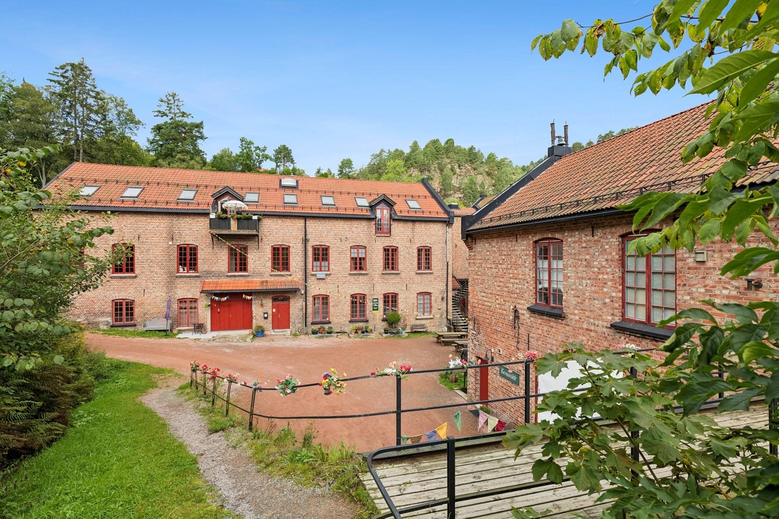 Uteområdets fasiliteter kan benyttes av eierne og byr på blant annet sitteplasser, felles spiseplasser og grillområde. Galleribilde