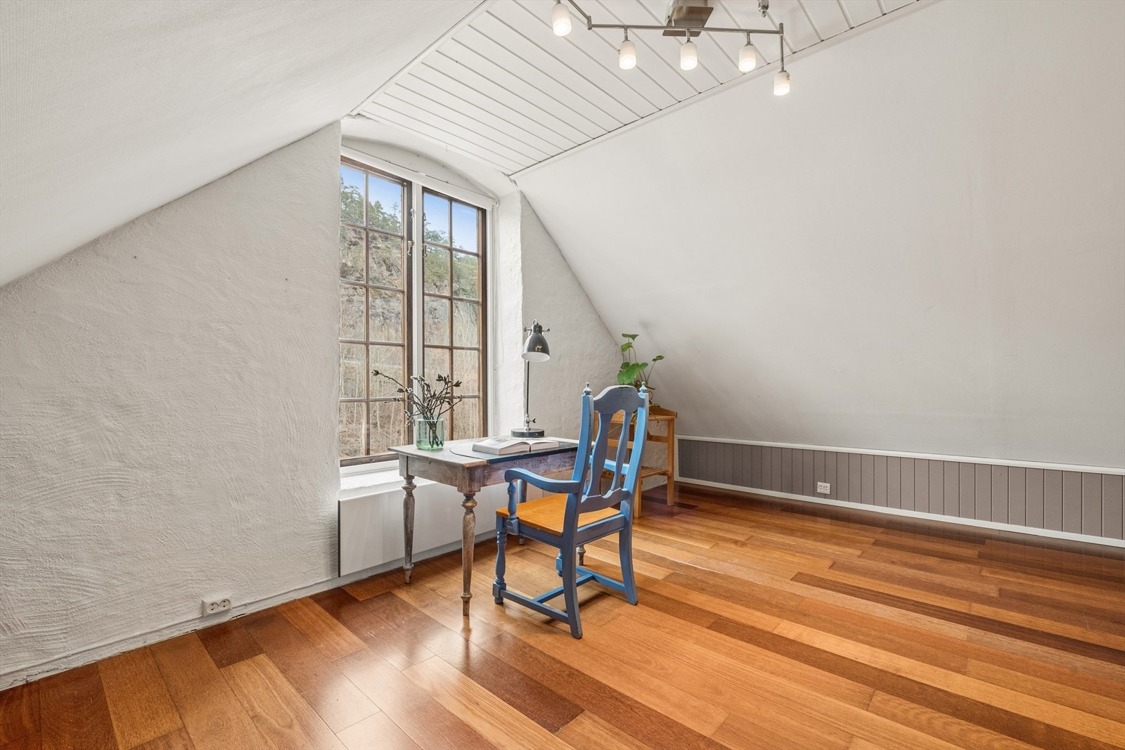 I øverste etasje finner du et stort loftsrom/hems. Galleribilde