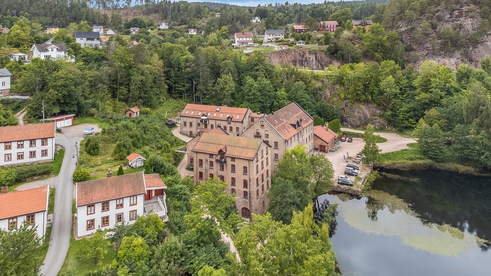 Her bor du i historiske Fossekleiva, en tidligere tekstilfabrikk fra 1889, vakkert plassert ved vannet. Galleribilde