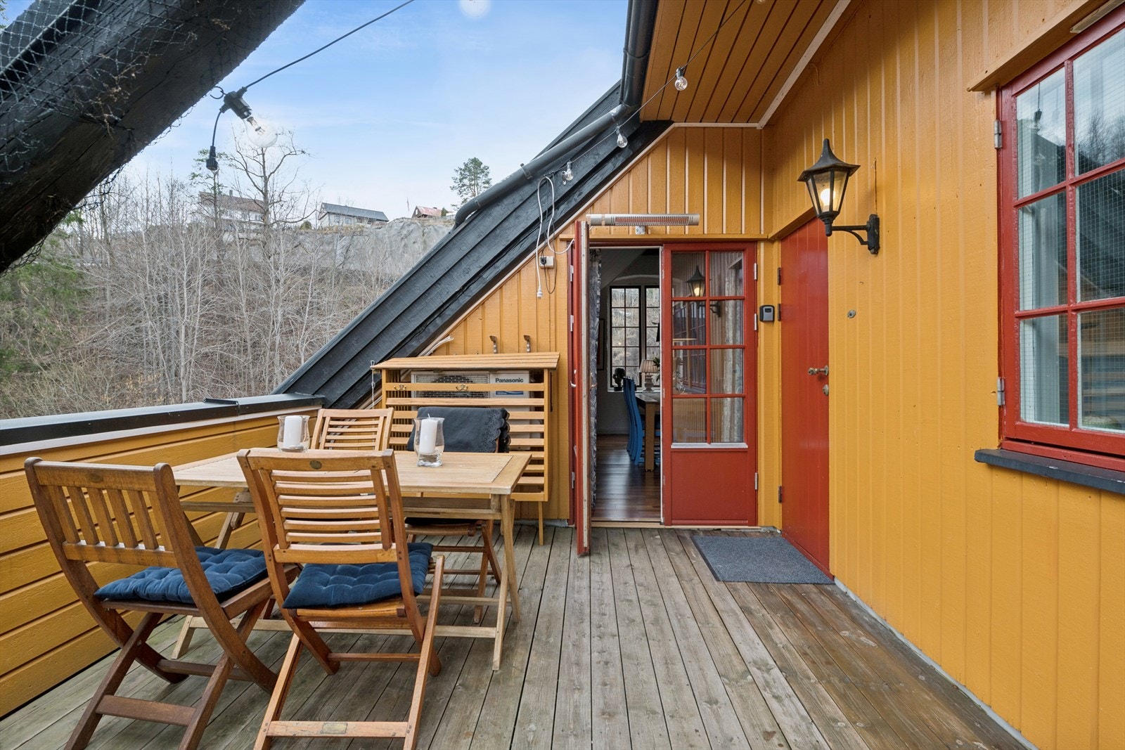 I forbindelse med inngangsparti til leiligheten er det et flott terrasseområde med mulighet for utemøblement. Galleribilde