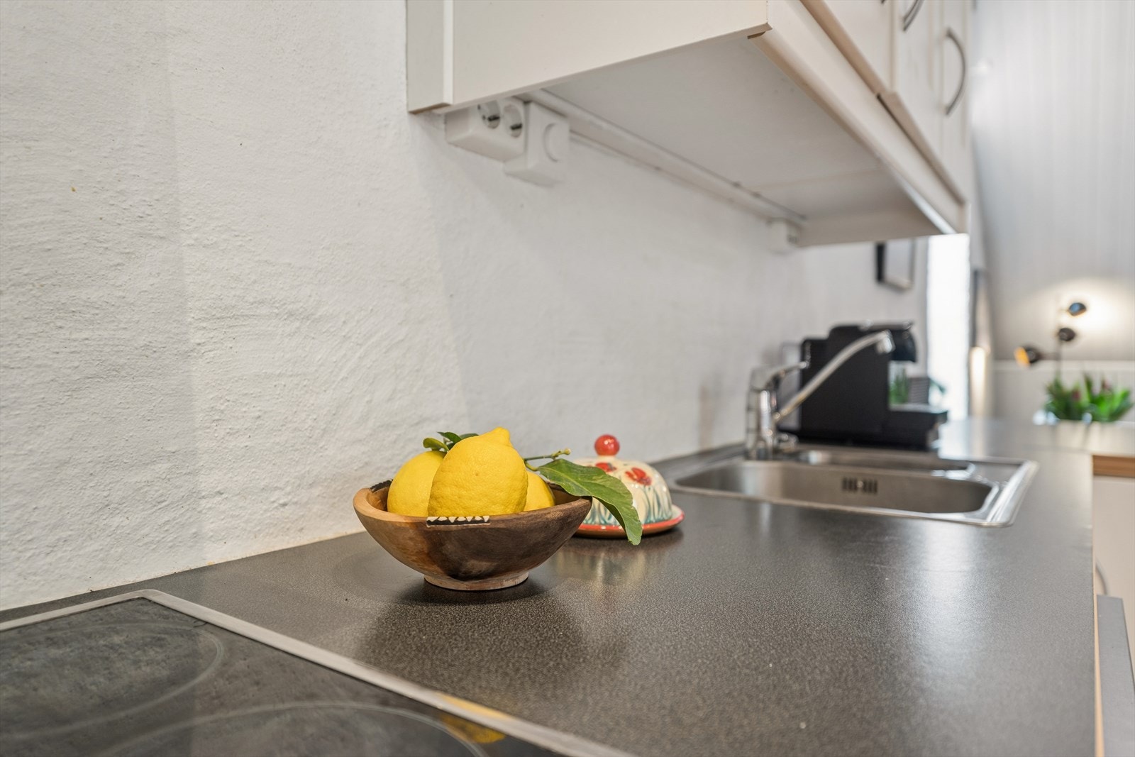 Detaljer som de tykke, pussede veggene gir kjøkkenet særpreg. Galleribilde