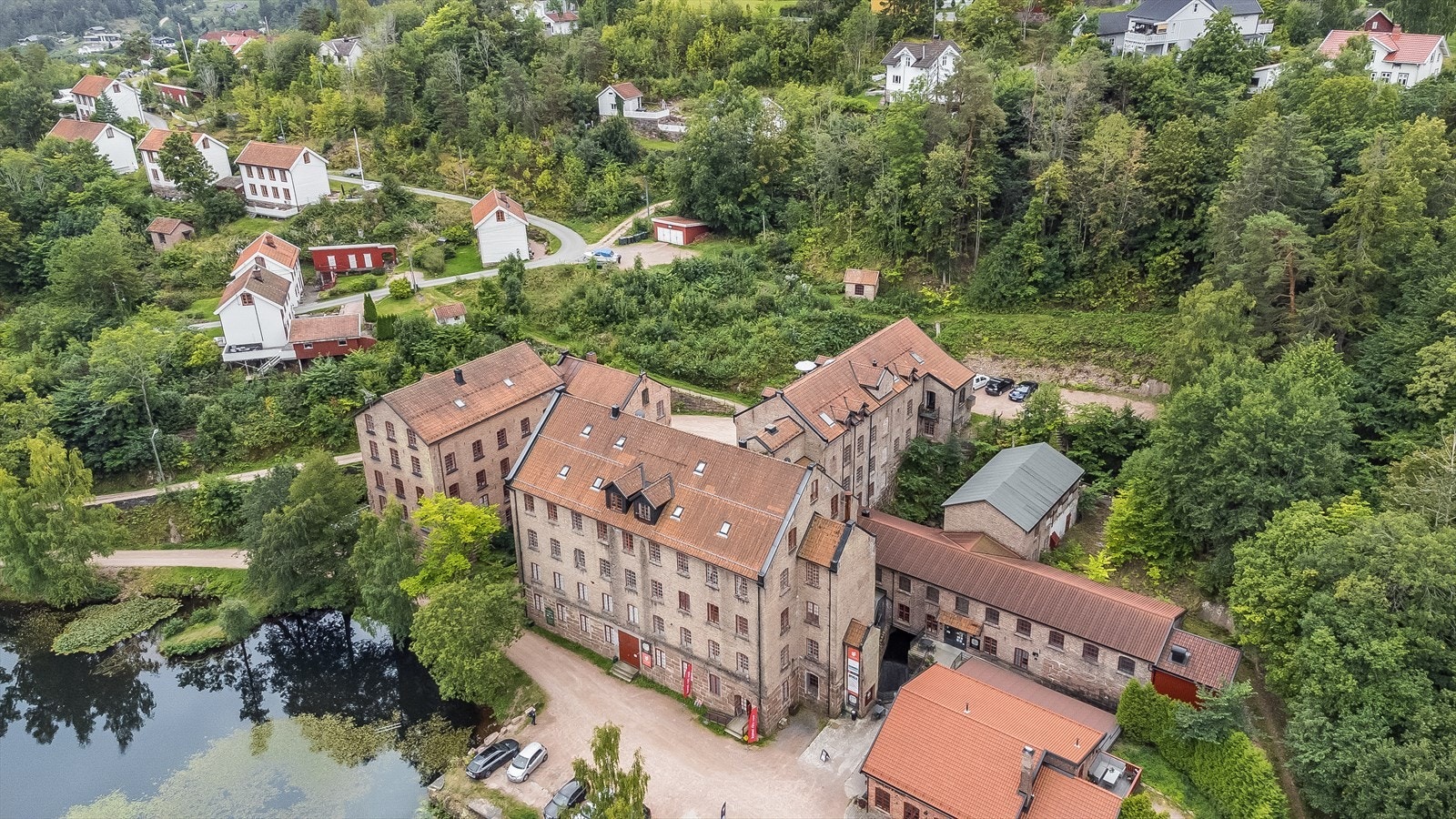 På eiendommen er det også en veldig koselig park, dam og tursti. Galleribilde