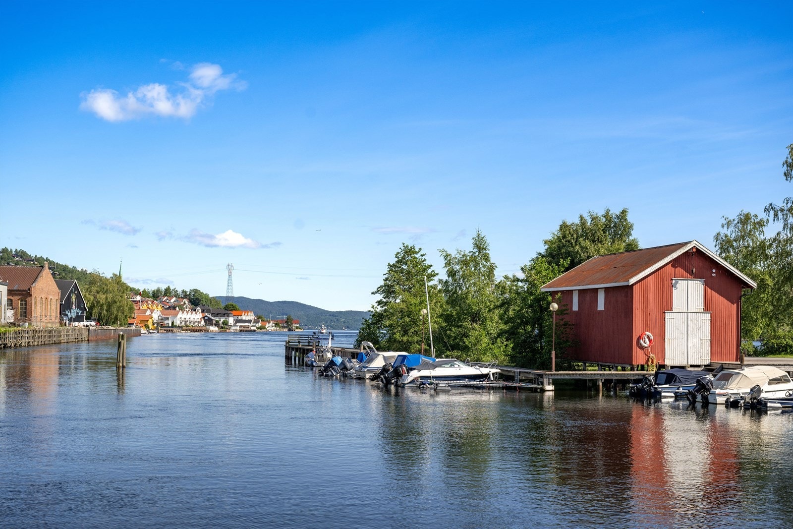 Om sommeren er Svelvik en idyll som byr på et rikt båtliv, spisesteder og et godt utvalg av butikker. Galleribilde