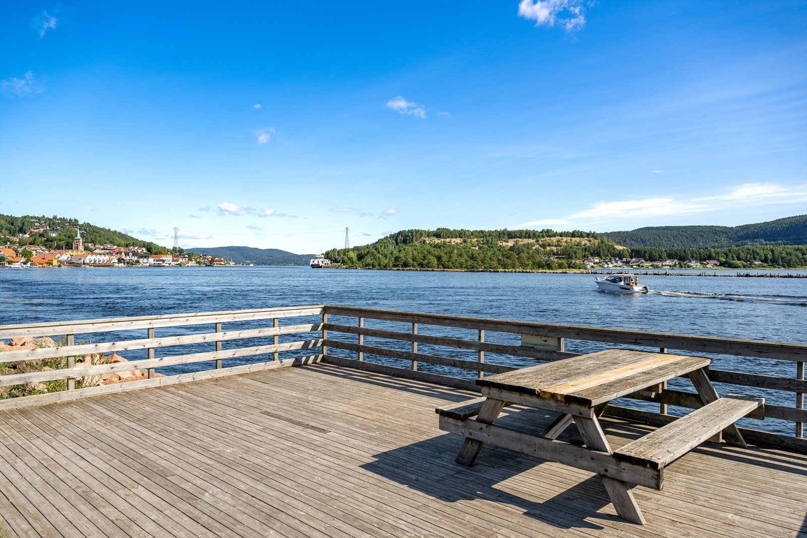 Svelvik sentrum ble tidligere omtalt med navnet "Vestfolds nordligste sørlandsby". Galleribilde
