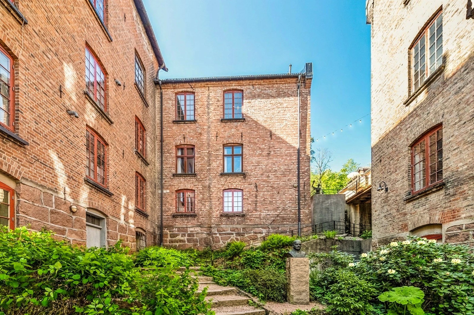 Bygget var tidligere tekstilfabrikken "Fossekleven Fabrik" som i 1889 ble bygget og drevet av familien Jebsen. Her møtes historie og samtid og utfordrer hverandre. Galleribilde