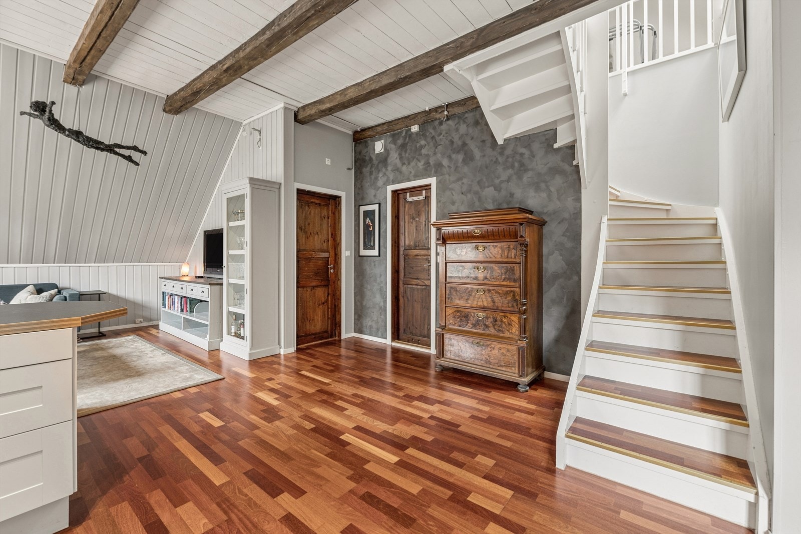 Trappen fra stuen leder opp til leilighetens loftsrom/hems. Galleribilde