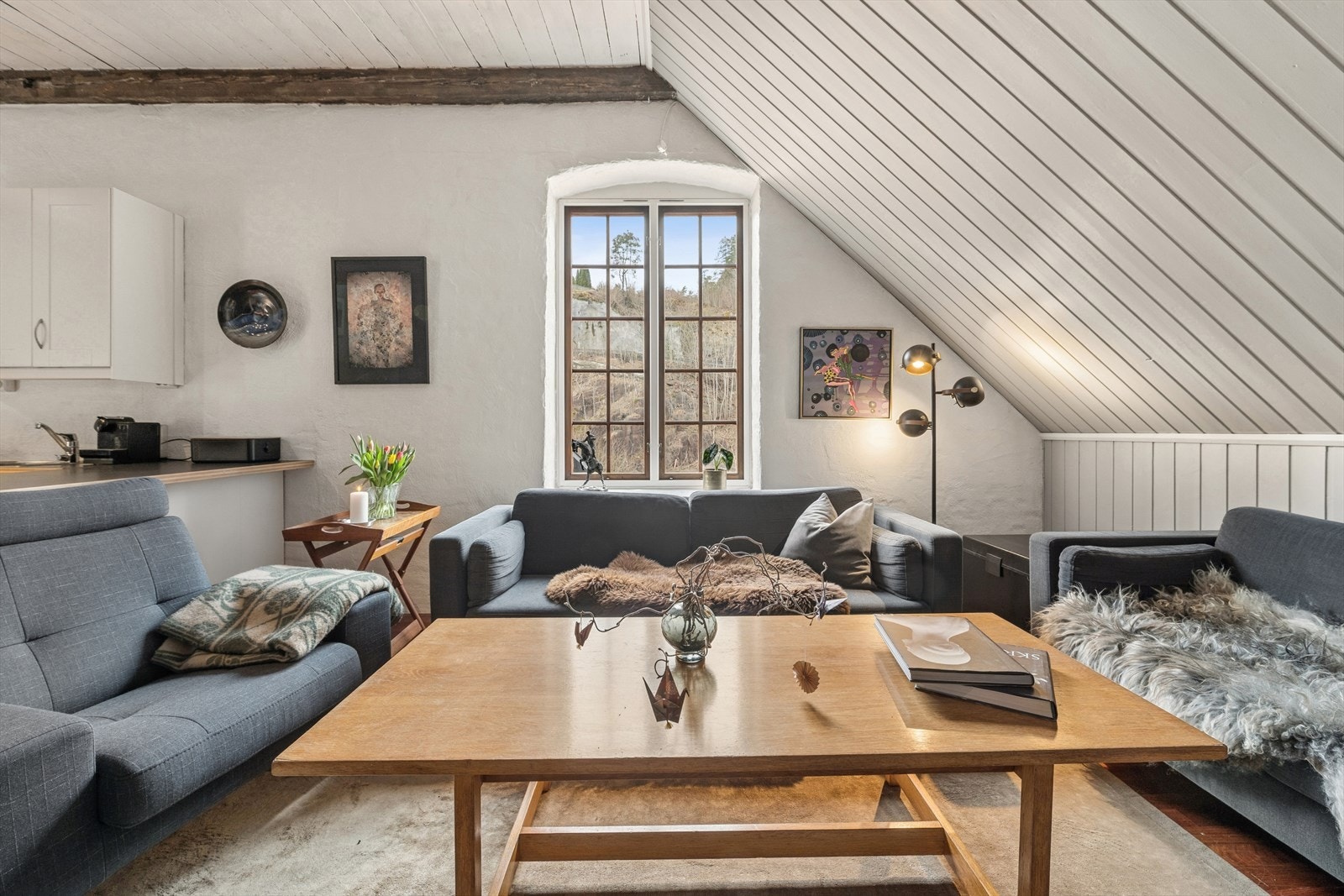 Store vindusposter med bred vinduskarm gir rikelig med lys og understreker bygningens historiske preg. Galleribilde