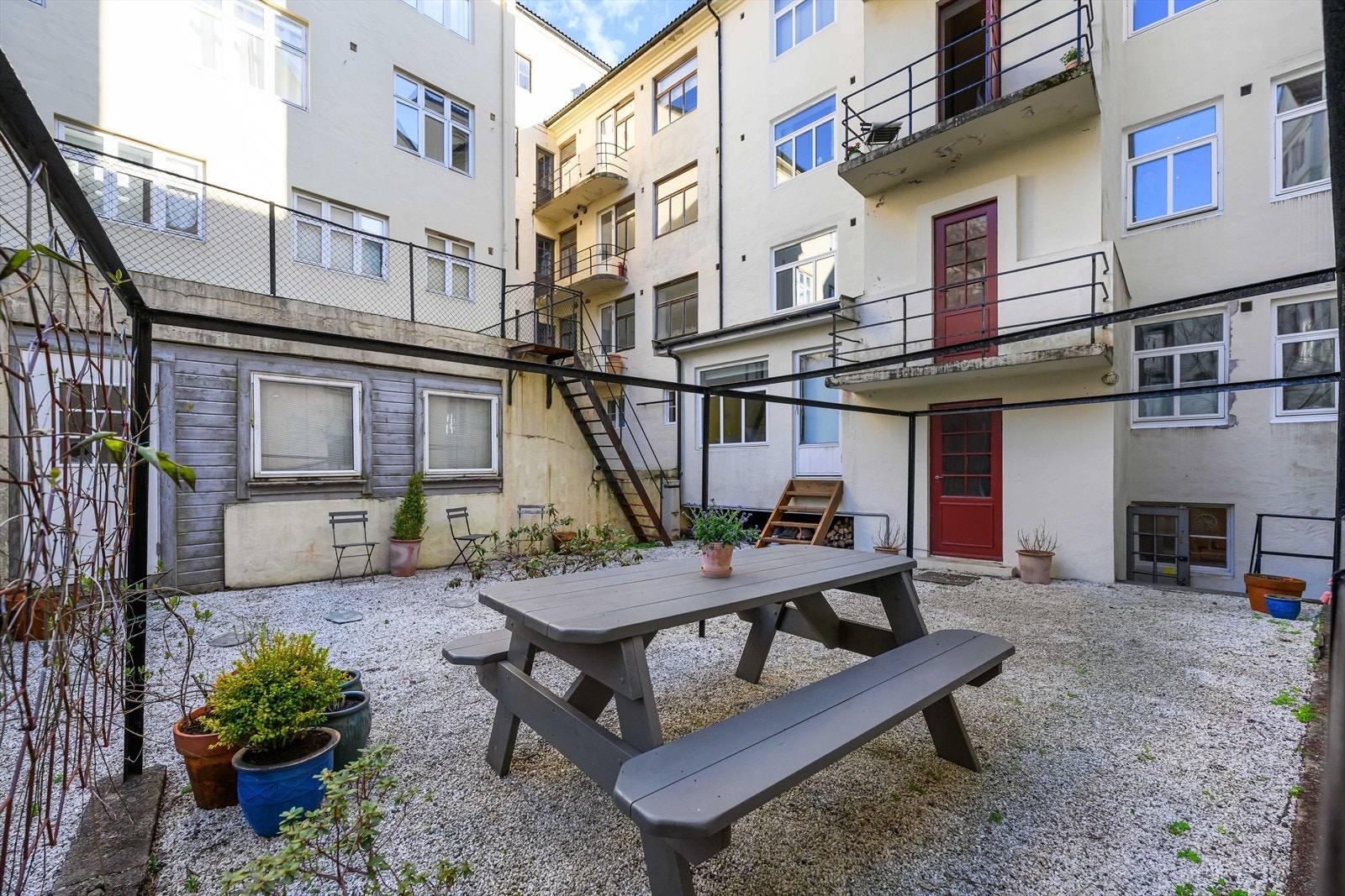 Felles bakgård. Galleribilde
