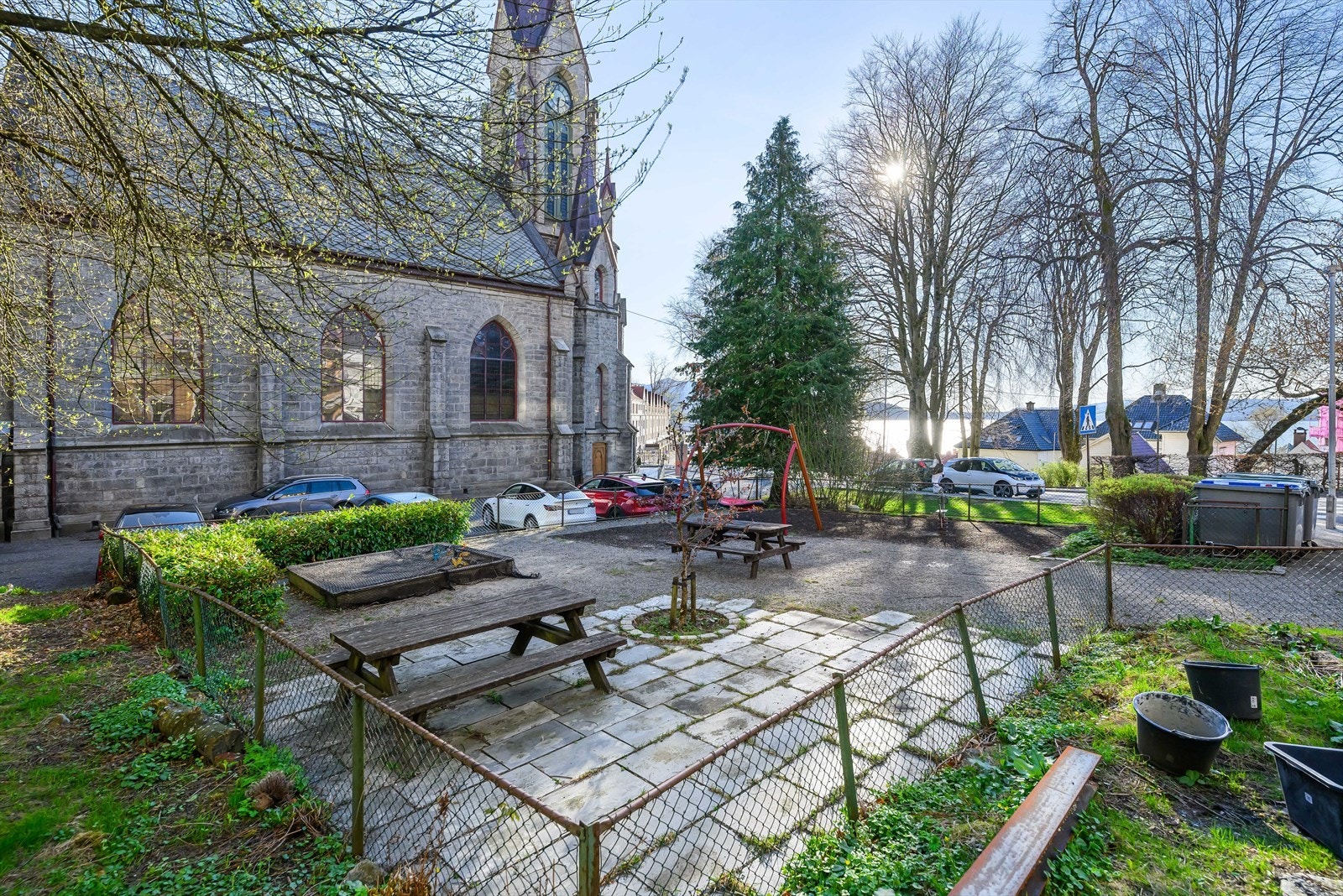 Bygården ligger like ved Sandviken kirke og har flust av naturskjønne omgivelser. Galleribilde