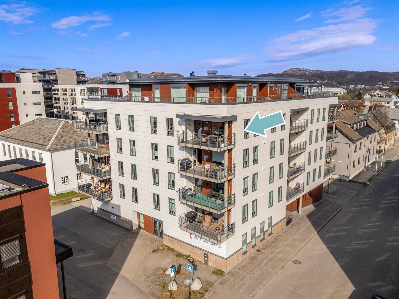 Svært romslig hjørneleilighet på 123m2 i 5.etg. Borettslaget har heis og felles parkeringskjeller. Galleribilde