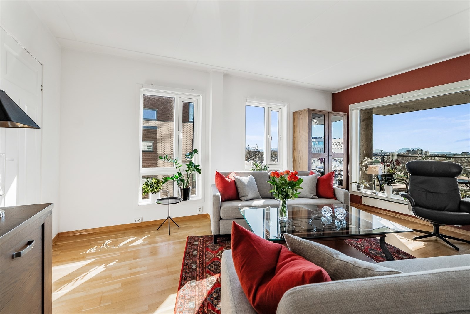 De store vinduene slipper inn rikelig med dagslys. Galleribilde