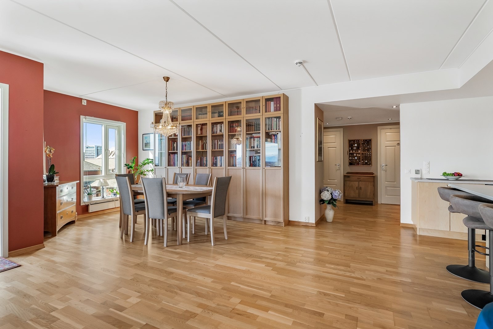 Spisestuen har god plass til et stort spisebord for sosiale sammenkomster. Galleribilde