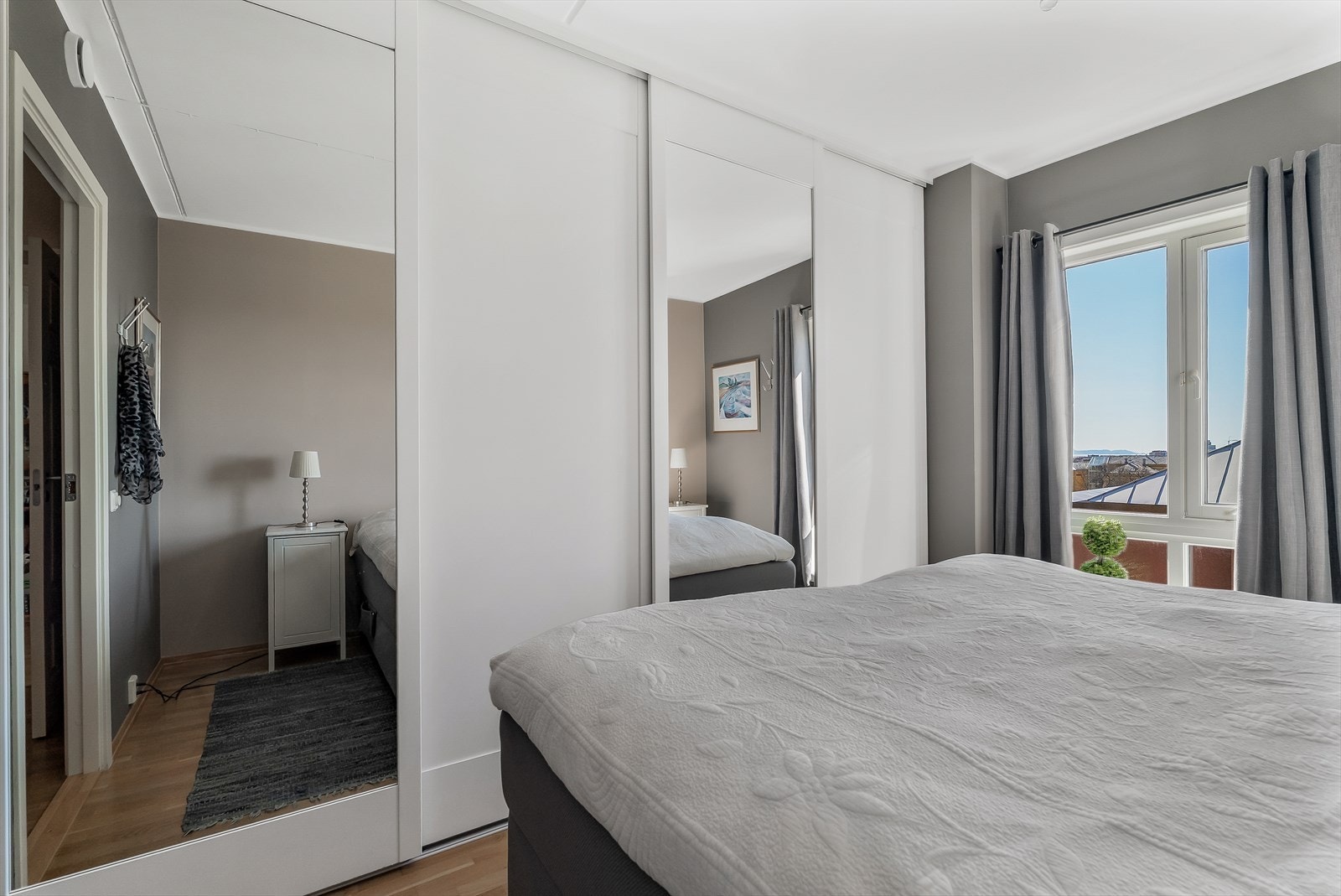 Hovedsoverommet har en stor skyvedørsgarderobe med speilfronter for rikelig med oppbevaring. Galleribilde