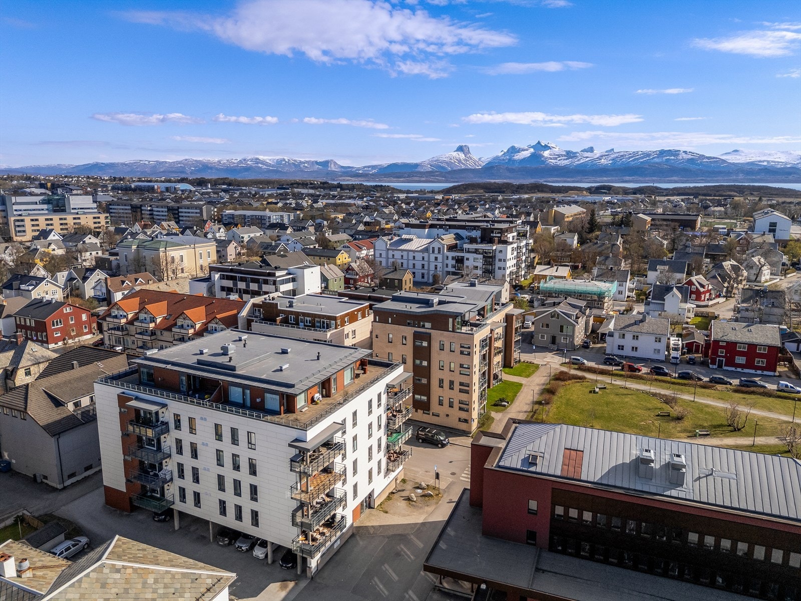 Eiendommen ligger rolig til, likevel kun minutter fra byens puls. Galleribilde