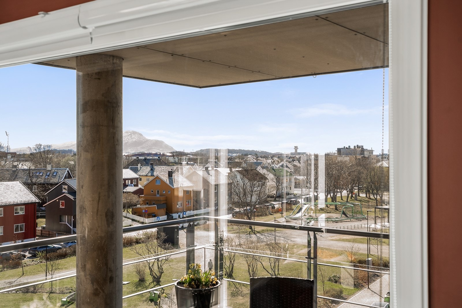 Fra leiligheten har du utsyn over Rådhusparken, som ble oppgradert i nyere tid. Galleribilde