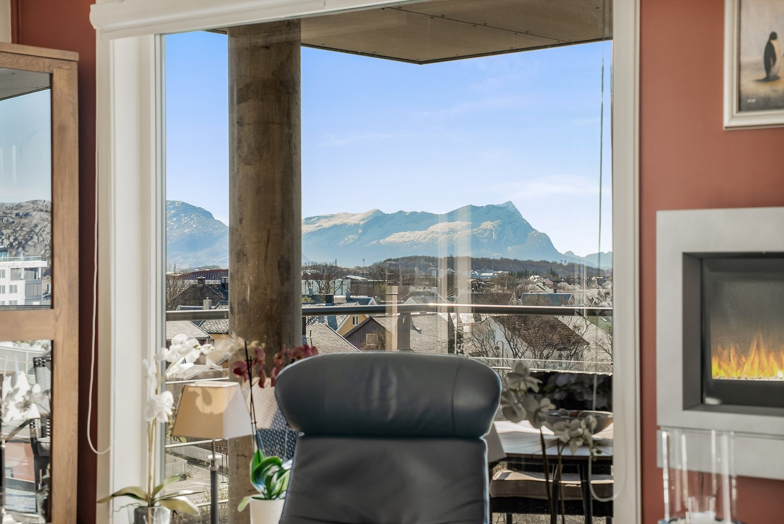Utsyn fra stuen mot vakre fjellformasjoner. Galleribilde