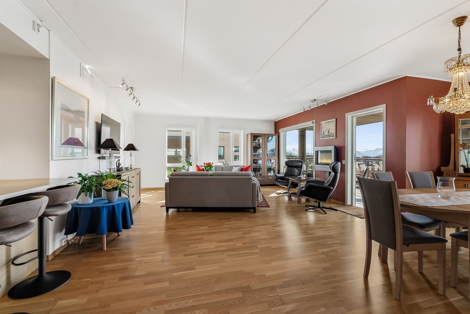 Som hjørneleilighet får stuen lys fra flere kanter gjennom store vindusflater. Galleribilde