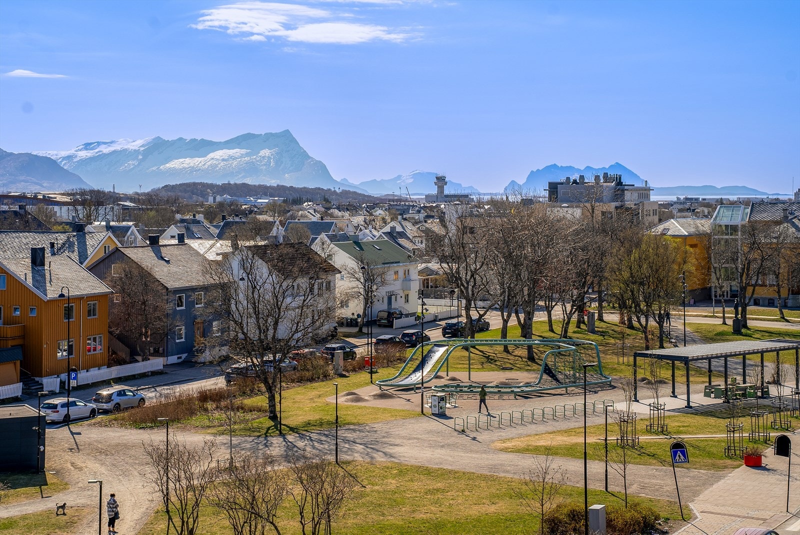 Rett utenfor døren finner en Solparken med lekeapparater for de minste. Galleribilde