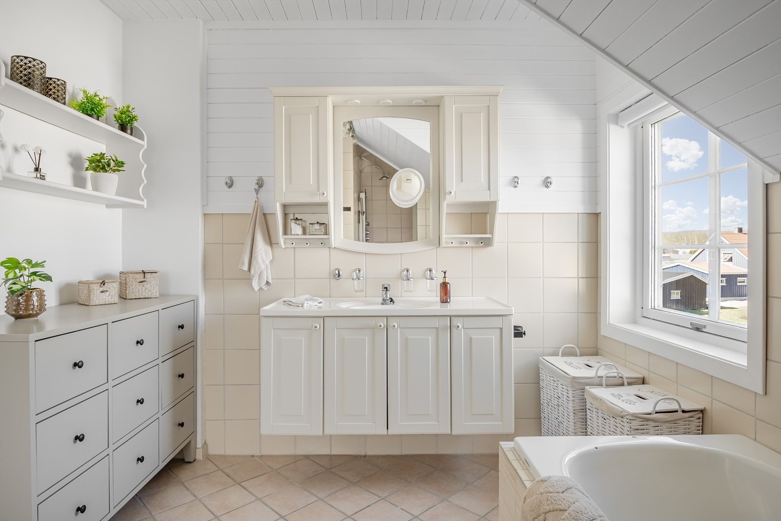 Badet i 2. etasje ble renovert i 2006 og har flislagte overflater med varmekabler i gulvet. Galleribilde
