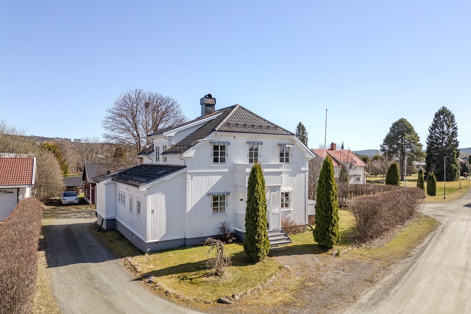 Boligen er bygd i 1925 og tilbygd med entré i 1999. Galleribilde
