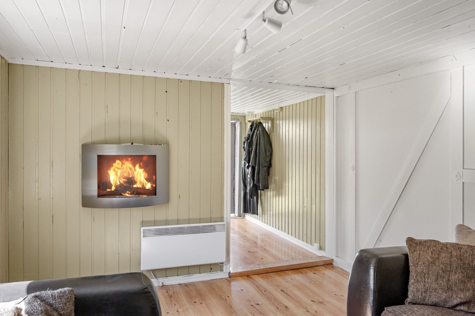 Deler av uthuset/garasjen er innredet med gang og stue. Galleribilde