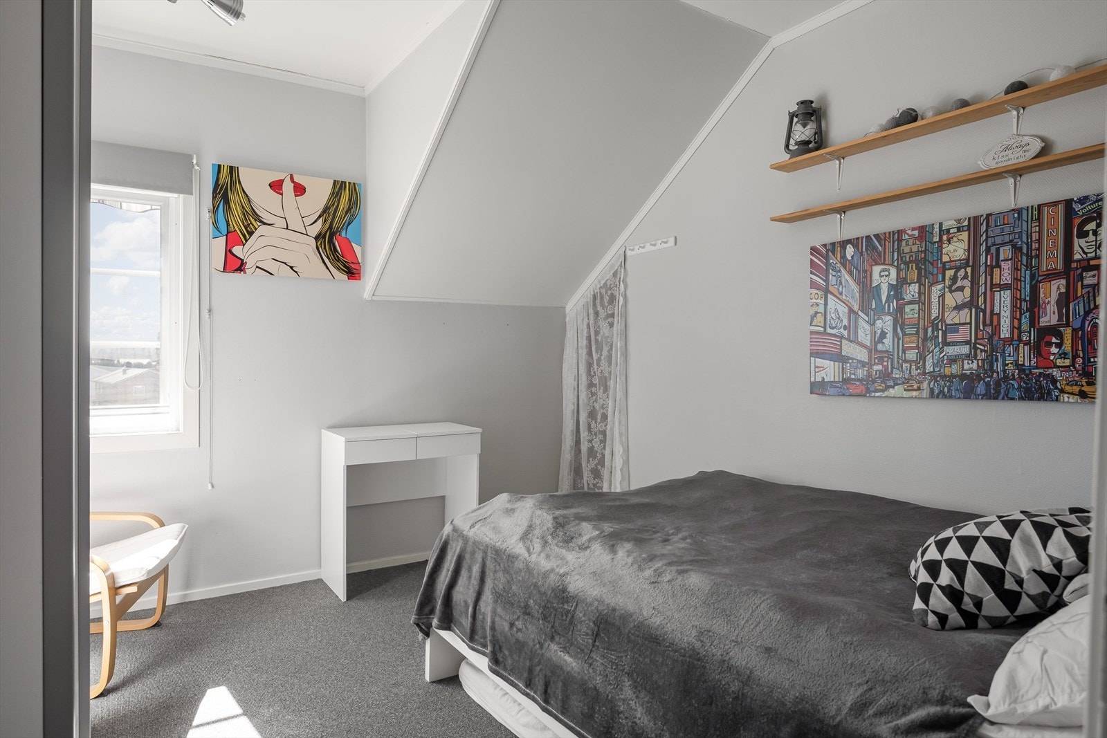Det siste soverommet er malt i en lys grå tone og har plass til seng. Galleribilde
