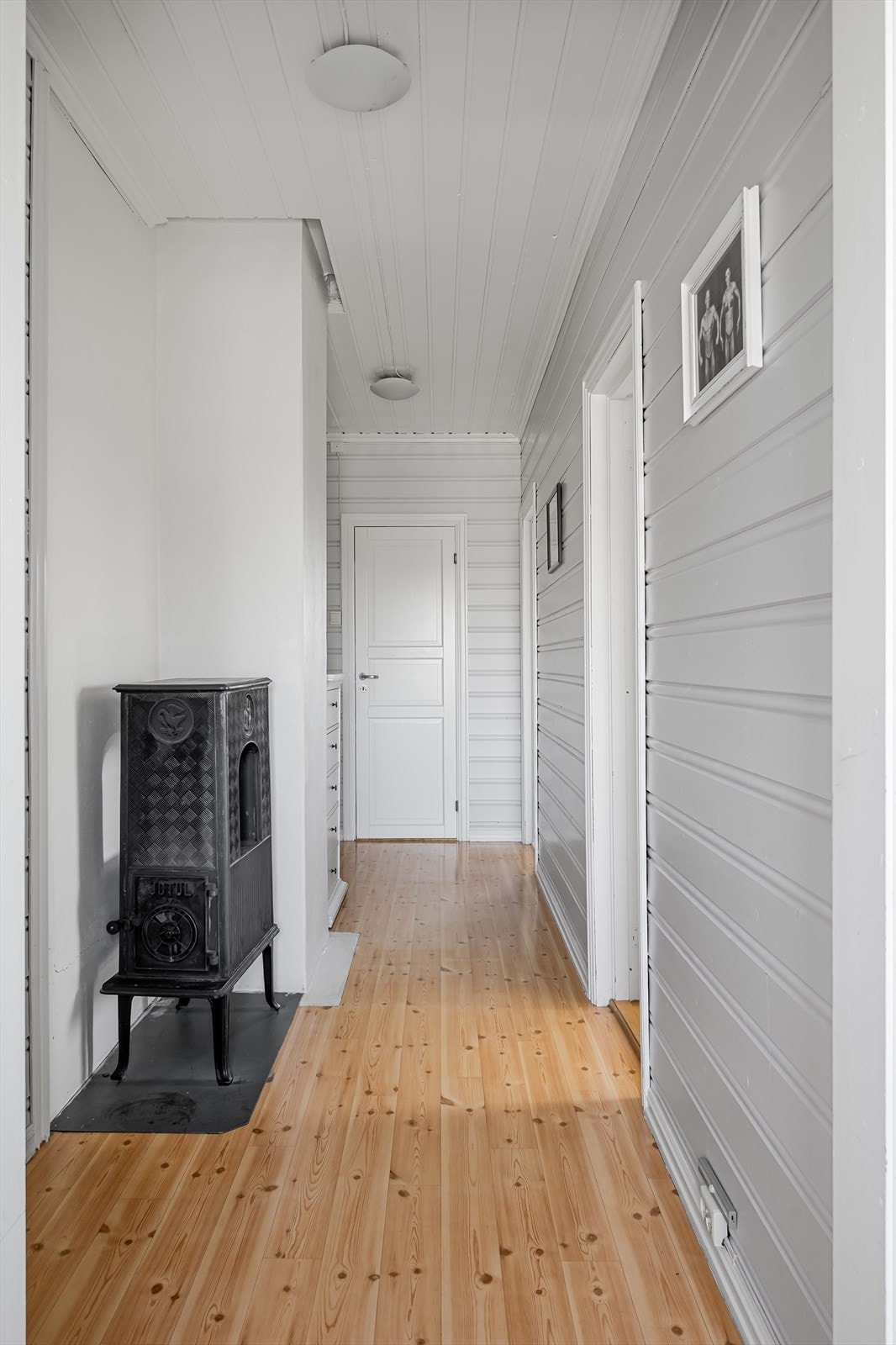 Det er vedovn i gangen i 2. etasje. Galleribilde