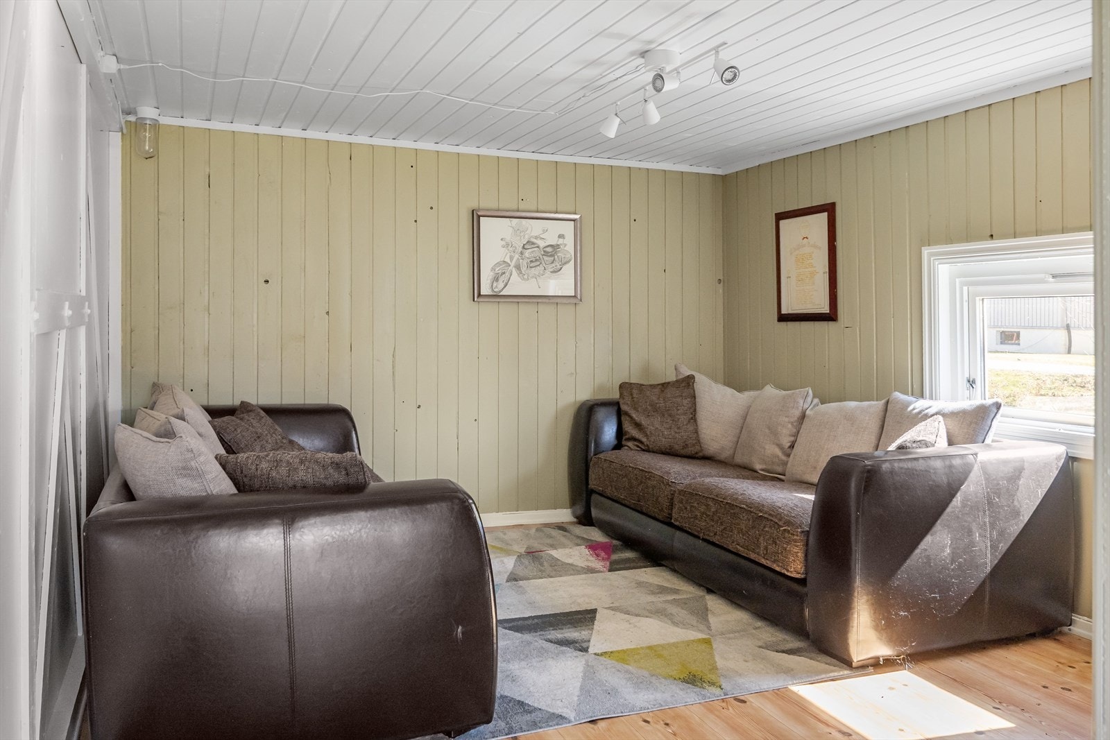 Innvendige vegger er kledd med malt panel, og gulvet består av lakkert heltregulv. Galleribilde
