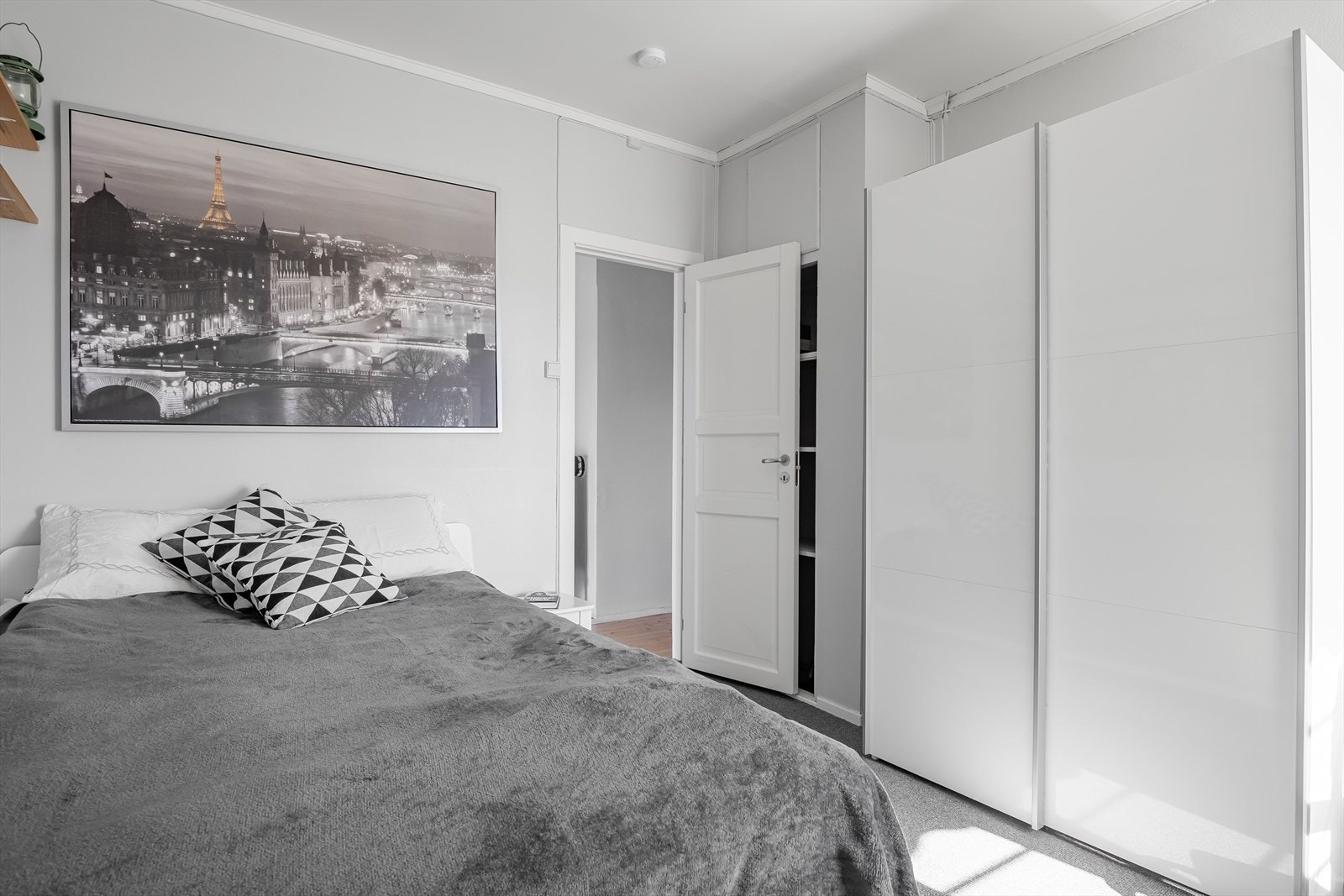 Skyvedørsgarderobe gir romslig oppbevaringsplass. Galleribilde