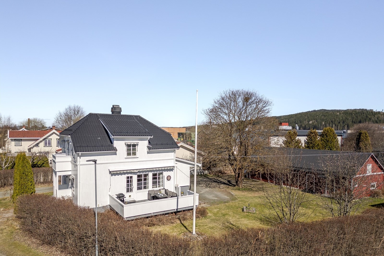 Fin og solrik hjørnetomt med hage, solrike uteplasser og beplantning. Galleribilde