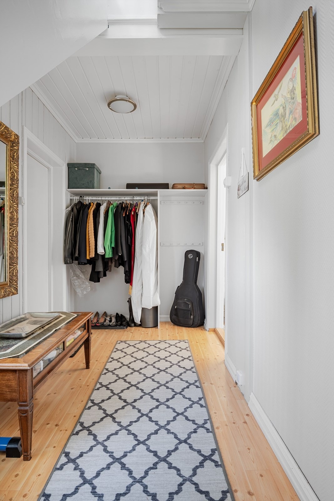 Sekundærentré med plass til ytterklær og sko. Herfra er det adkomst til 2. etasje. Galleribilde