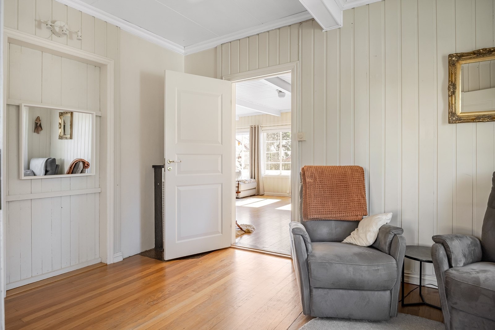 Det er ett soverom i 1. etasje som ligger på innsiden av stuen med direkte adkomst til toalettrom og det som er innredet som kontor. Galleribilde