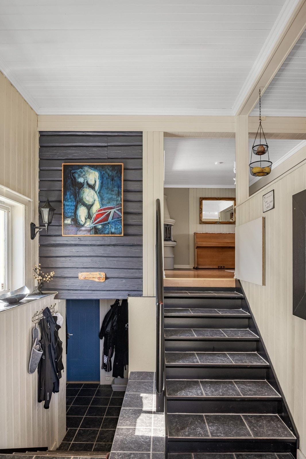 Herfra er det adkomst både til 1. etasje, men også til kjelleren som er på ca. 45 m². Galleribilde