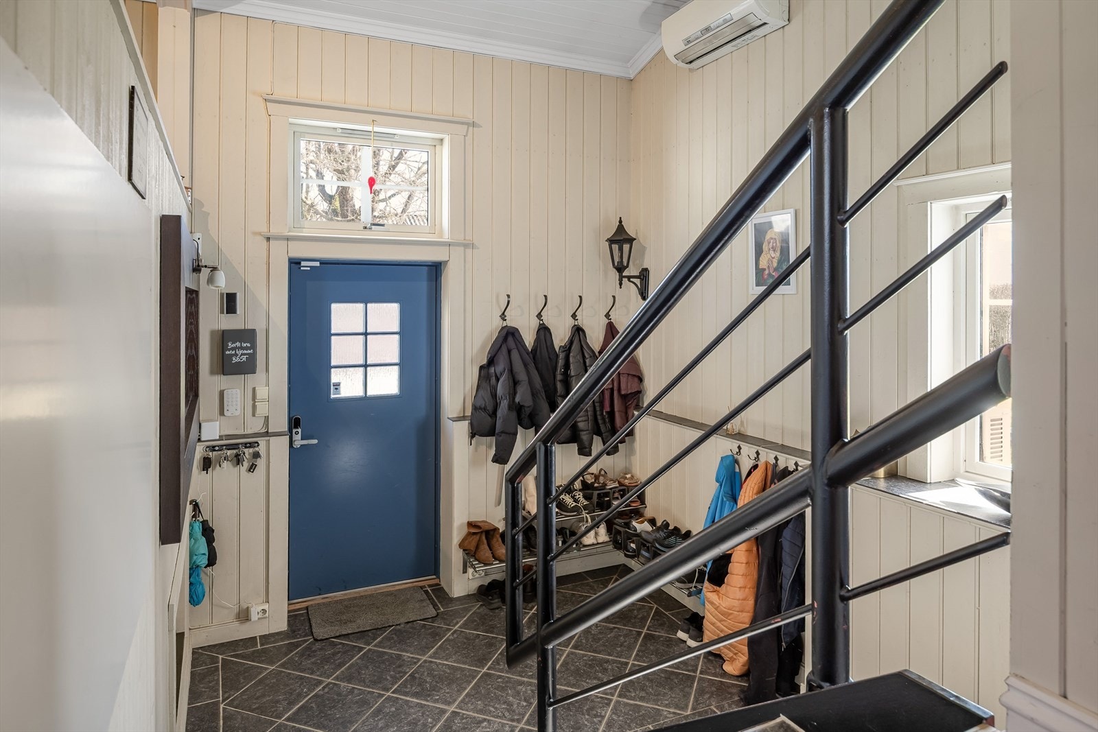 Hallen har flislagt gulv og lysmalte panelvegger. Vannbåren gulvvarme er installert. Galleribilde