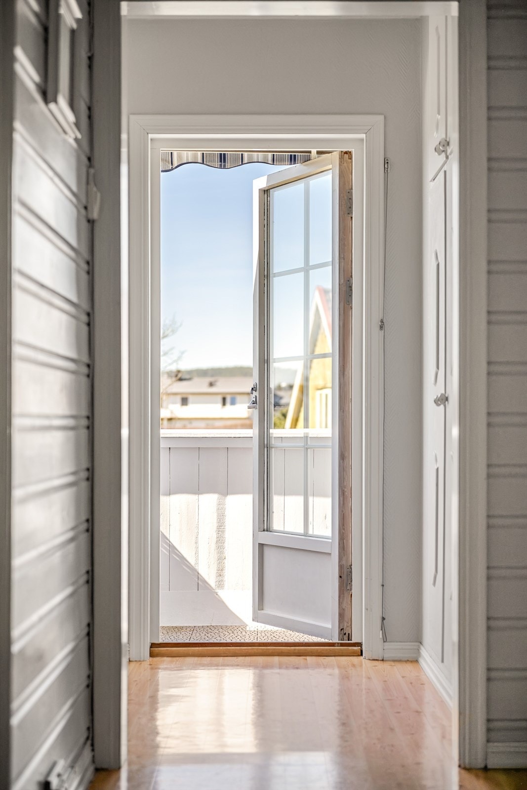 Fra gangen i 2. etasje er det utgang til vestvendt luftebalkong på 2 m². Galleribilde