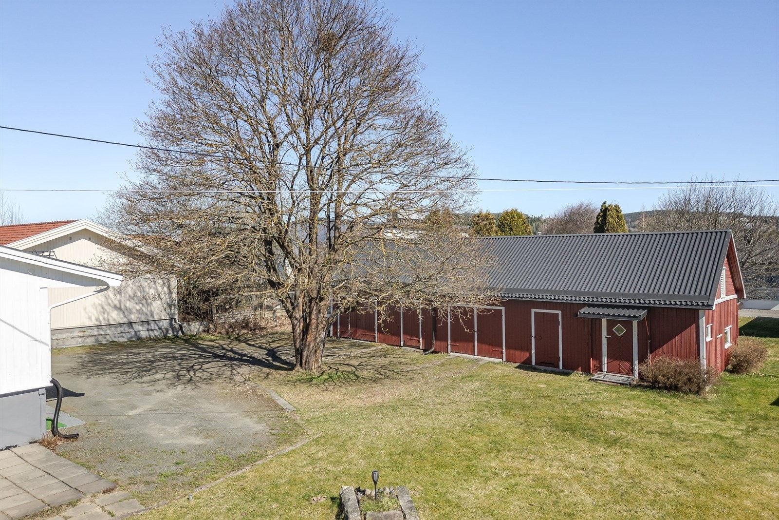 Garasje/uthus hvor det er garasjer, el-billader og deler innredet. Galleribilde