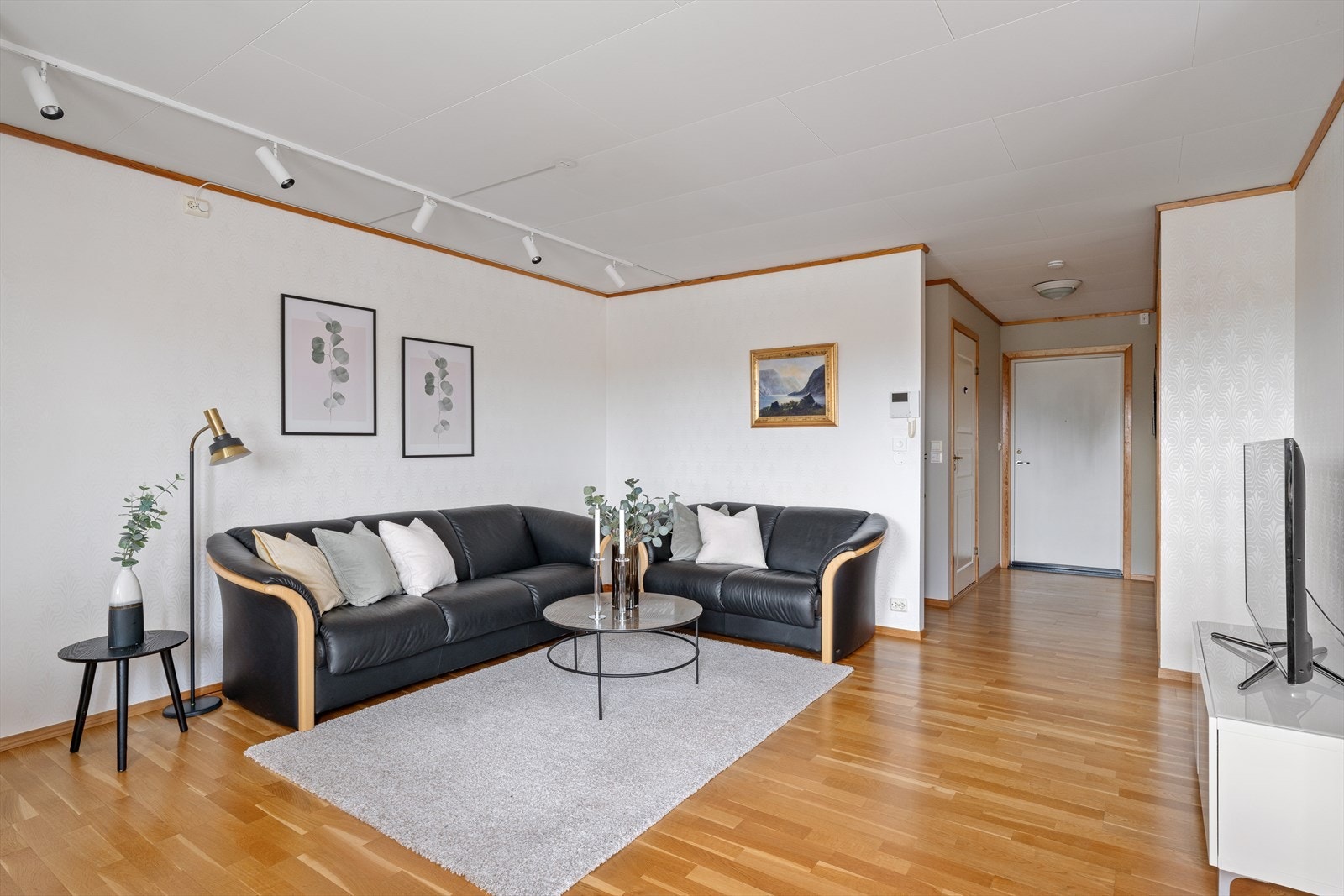 Stuen er meget romslig med god plass for møblering. Galleribilde