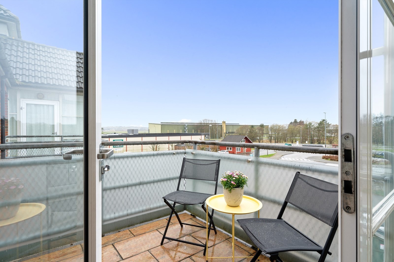 Det er ettermiddags-kveldssol på balkongen. Galleribilde