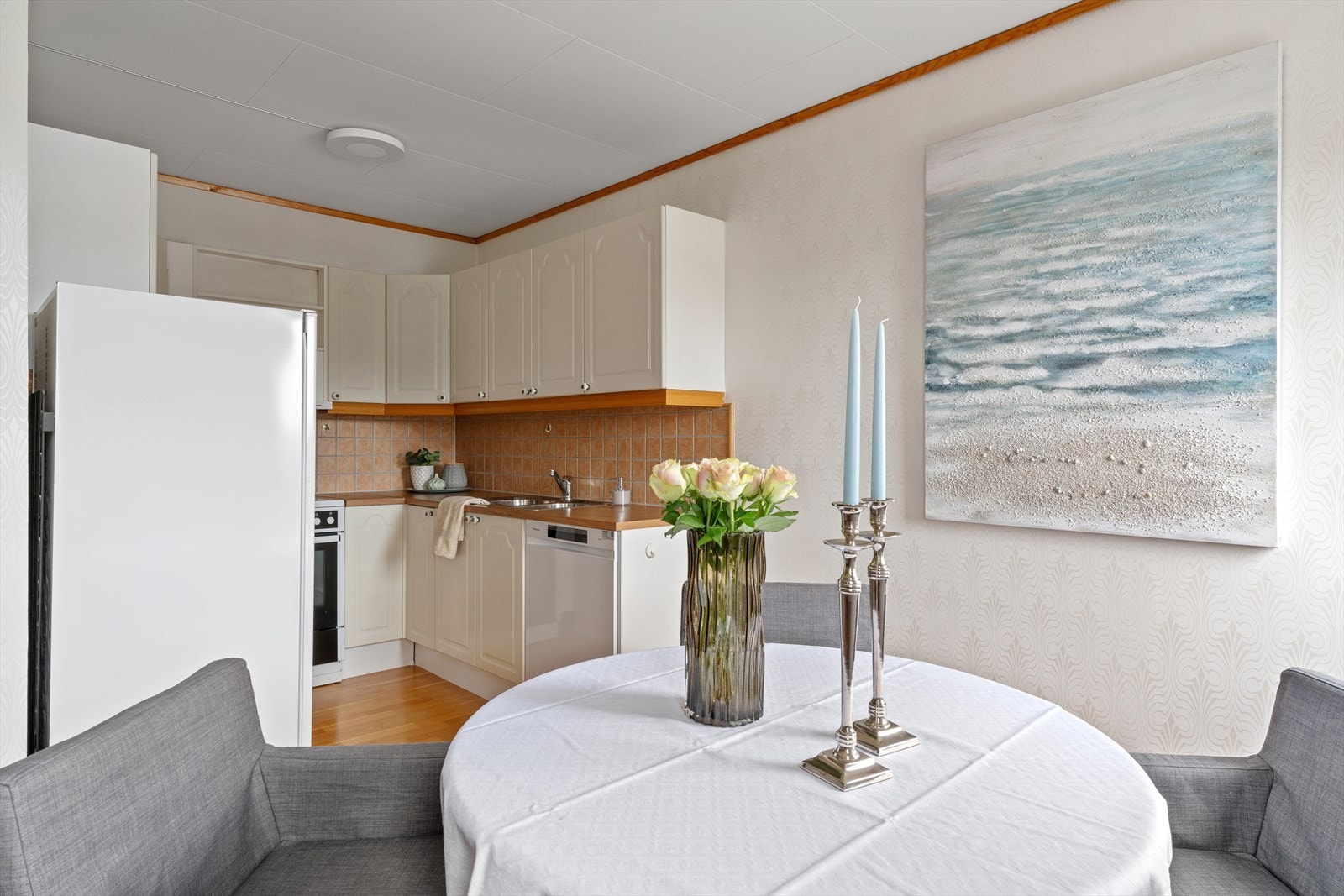 Det er plass for spisebord ved kjøkkenet. Galleribilde