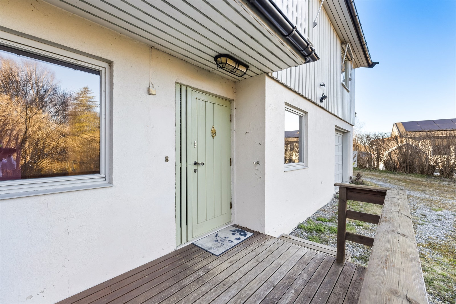 Ved inngangspartiet er det en terrasse på bakkeplan Galleribilde