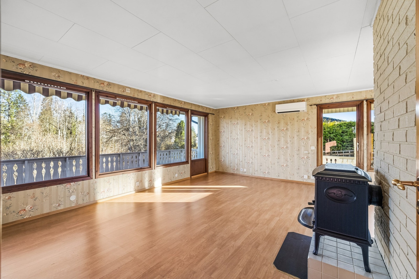 Stuen har store vindusflater og utgang til to verandaer. Et lukket ildsted og en varmepumpe fra 2013 sørger for oppvarming. Galleribilde