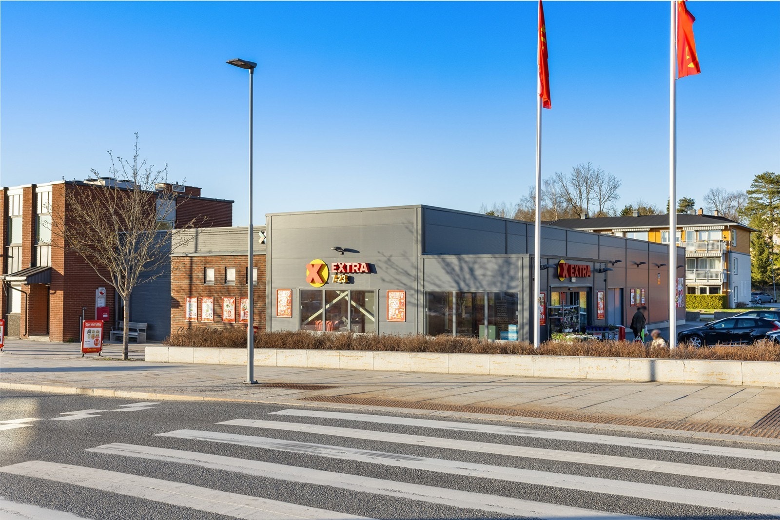 Dagligvarehandelen gjøres enkelt hos Coop Extra eller Kiwi, begge i gangavstand fra boligen. Galleribilde