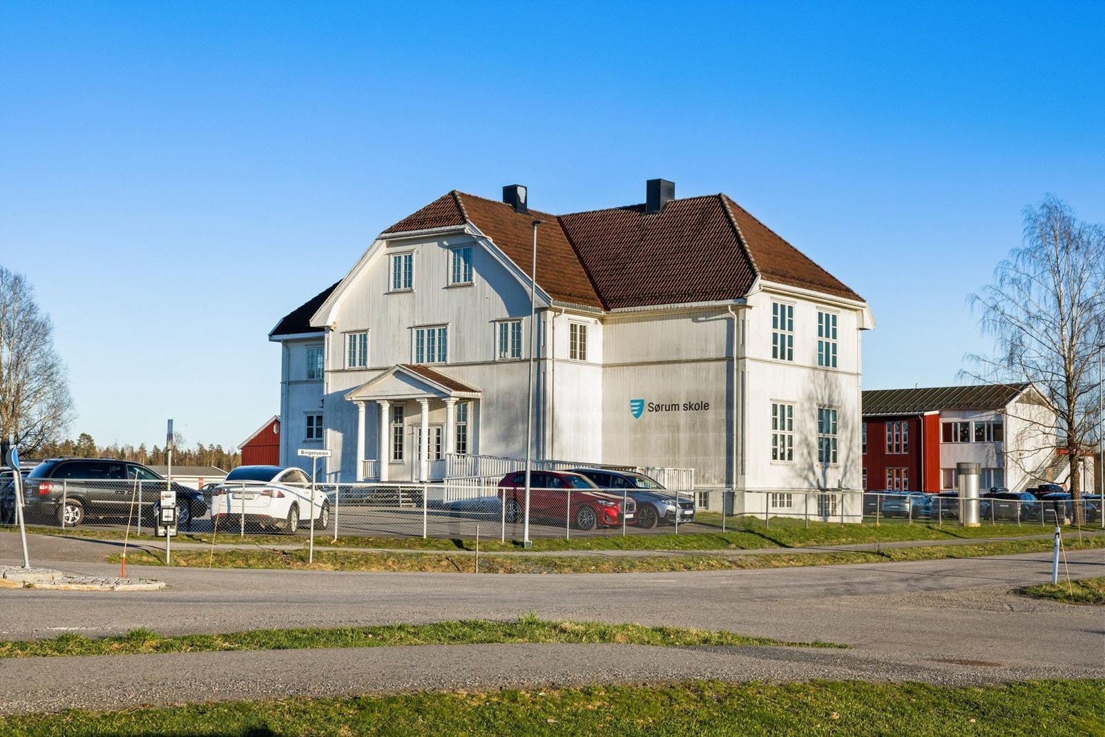 Det er gangavstand til Sørum barneskole, som ligger ca. 1,5 km fra eiendommen. Galleribilde