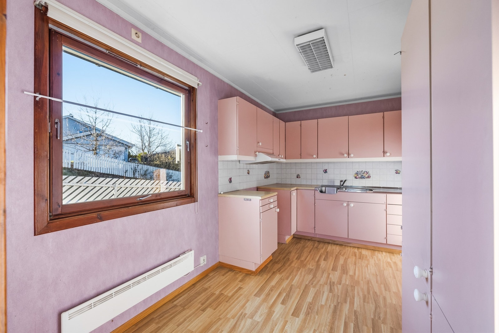 Rommet har plass til en liten spiseplass ved vinduet. Galleribilde